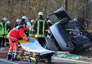 Bielefeld: Pkw-Fahrer nach Unfall eingeklemmt